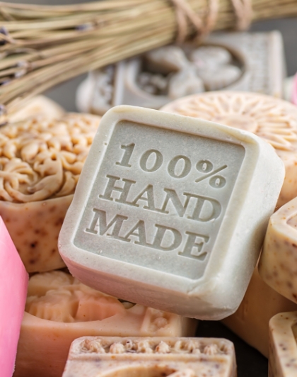 A close up of soap with the words " 1 0 0 % handmade ".